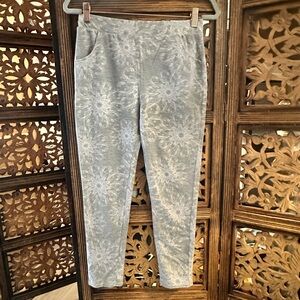 Coco + Carmen Gray & Cream Floral Burst L / XL Pull On Leggings w/ Pockets.